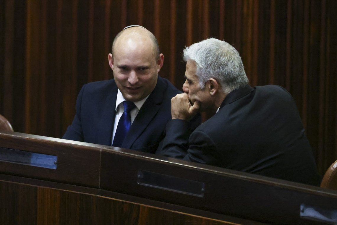 Yamina-partileder Naftali Bennett, venstre, smiler mens han snakker til Yesh Atid-partileder Yair Lapid under en spesiell sesjon i Knesset, der israelske lovgivere velger en ny president ved plenum i Knesset, Israels parlament, i Jerusalem på onsdag. 2. juni 2021. Søndag kveld dannet de to ny regjering. Foto: Ronen Zvulun / AP /NTB Yamina-partileder Naftali Bennett, venstre, smiler mens han snakker til Yesh Atid-partileder Yair Lapid under en spesiell sesjon i Knesset, der israelske lovgivere velger en ny president ved plenum i Knesset, Israels parlament, i Jerusalem på onsdag. 2. juni 2021. Søndag kveld dannet de to ny regjering. Foto: Ronen Zvulun / AP /NTB