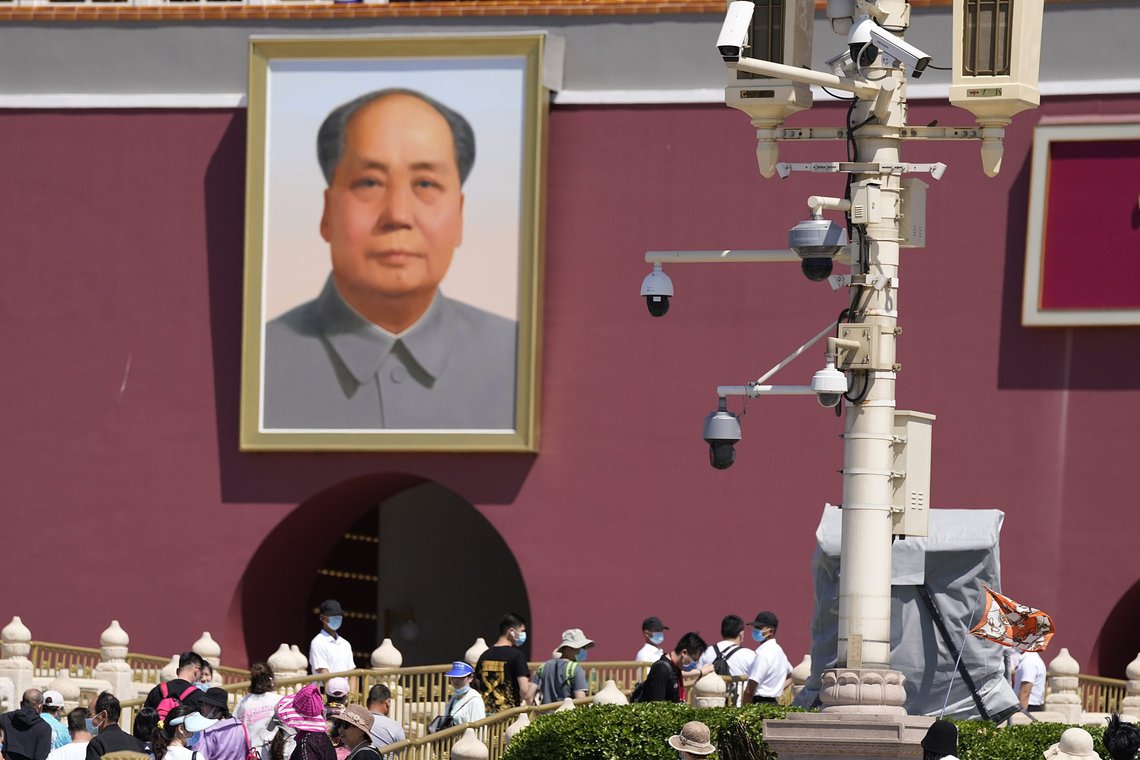 Sikkerhetspersonell ser på når turister besøker Den himmelske freds plass (Tiananmen-plassen) på 32-årsjubileet for kommunistpartiets massakre av protesterende studenter og arbeidere i Beijing 4. juni 1989. Foto: Ng Han Guan, AP-NTB. Sikkerhetspersonell ser på når turister besøker Den himmelske freds plass (Tiananmen-plassen) på 32-årsjubileet for kommunistpartiets massakre av protesterende studenter og arbeidere i Beijing 4. juni 1989. Foto: Ng Han Guan, AP-NTB.