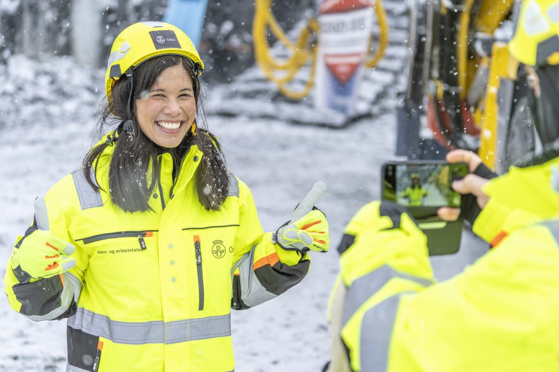 Fra byggstart for ny vannledning til Oslo. Nå ser det ut om Lan Bergs rolle er utspilt: Oslo 20210218.
Startskuddet for byggingen av ny vannforsyning til Oslo ble markert torsdag på Huseby. Byråd for miljø- og samferdsel Lan Marie Berg trykket på knappen som avfyrte den første tunnelsalven i prosjektet.
Foto: Ole Berg-Rusten / NTB Fra byggstart for ny vannledning til Oslo. Nå ser det ut om Lan Bergs rolle er utspilt: Oslo 20210218.
Startskuddet for byggingen av ny vannforsyning til Oslo ble markert torsdag på Huseby. Byråd for miljø- og samferdsel Lan Marie Berg trykket på knappen som avfyrte den første tunnelsalven i prosjektet.
Foto: Ole Berg-Rusten / NTB