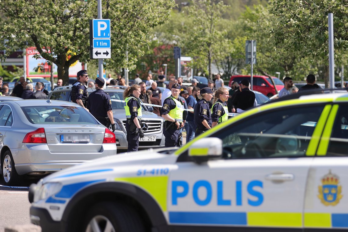 Svensk politi er tilstede med store ressurser på Hjällbo, hvor volden eskalerer mellom to rivaliserende kriminelle gjenger. Men allikevel har kriminelle opprettet veisperringer i området. Foto: TT / NTB Svensk politi er tilstede med store ressurser på Hjällbo, hvor volden eskalerer mellom to rivaliserende kriminelle gjenger. Men allikevel har kriminelle opprettet veisperringer i området. Foto: TT / NTB