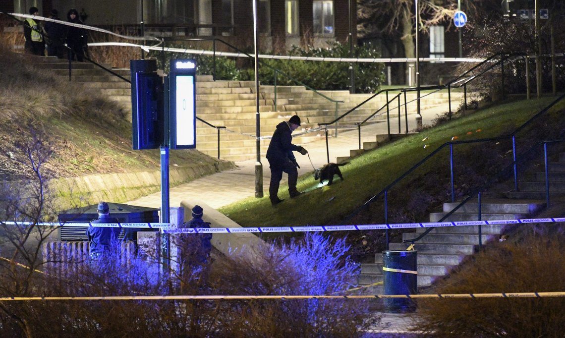 Svensk politi rekker bare å løpe etter alle drapene. Her fra en likvidering i Malmø: Malmø, Sverige 20170112.
Politi med hund driver søk ved stedet der en tenåring ble skutt og drept i Rosengård i Malmø torsdag kveld.
Foto: Johan Nilsson / TT / NTB Svensk politi rekker bare å løpe etter alle drapene. Her fra en likvidering i Malmø: Malmø, Sverige 20170112.
Politi med hund driver søk ved stedet der en tenåring ble skutt og drept i Rosengård i Malmø torsdag kveld.
Foto: Johan Nilsson / TT / NTB