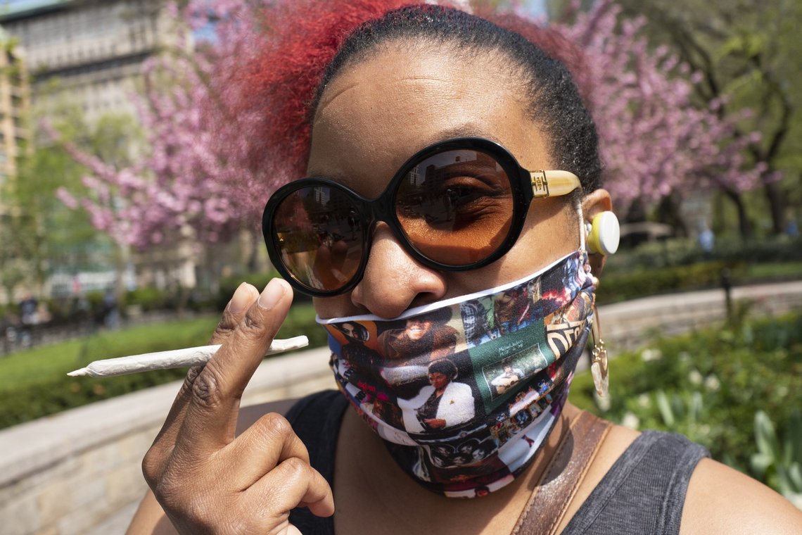 Kvinne poserer med en gratis marihuana-joint i New York etter å ha tatt vaksine mot koronavirus i "Joints for Jabs" program. Foto: Mark Lennihan, AP-NTB. Kvinne poserer med en gratis marihuana-joint i New York etter å ha tatt vaksine mot koronavirus i "Joints for Jabs" program. Foto: Mark Lennihan, AP-NTB.
