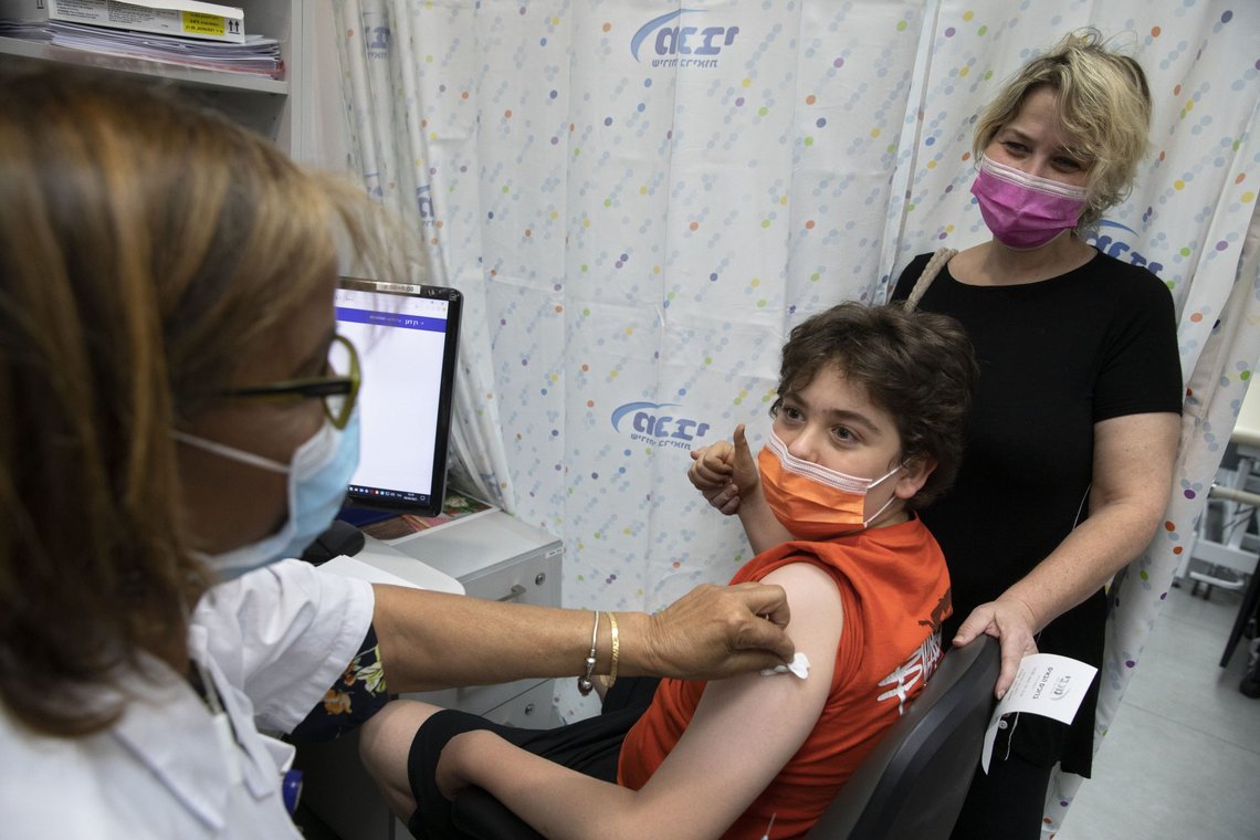En israelsk ungdom mottar en Pfizer-BioNTech COVID-19-vaksine i den sentrale israelske byen Rishon LeZion, søndag 6. juni 2021. Flere nye utbrudd av korona på skoler, også blant fullvaksinerte har ført til et oppsving i vaksineringen av barn ned til 12 år. Foto: Sebastian Scheiner / AP / NTB En israelsk ungdom mottar en Pfizer-BioNTech COVID-19-vaksine i den sentrale israelske byen Rishon LeZion, søndag 6. juni 2021. Flere nye utbrudd av korona på skoler, også blant fullvaksinerte har ført til et oppsving i vaksineringen av barn ned til 12 år. Foto: Sebastian Scheiner / AP / NTB