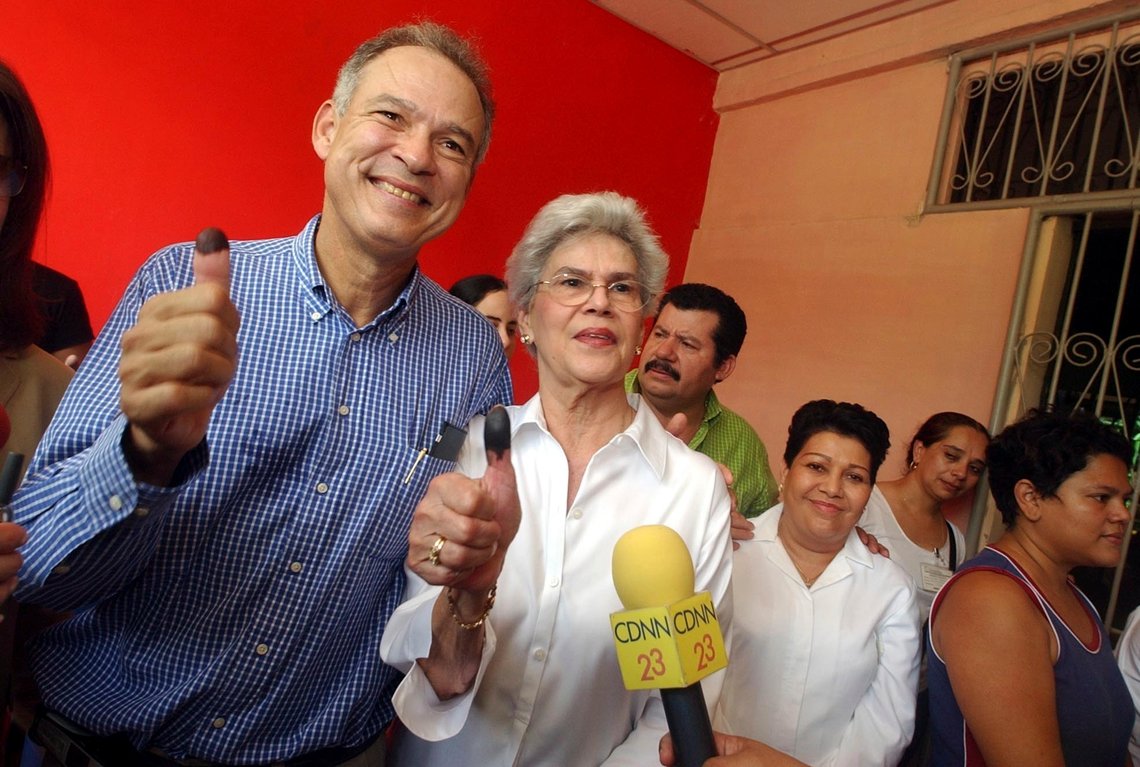 Pedro Joaquin Chamorro Barrios og hans mor Violeta etter å han stemt ved et valg i Nicaragua i 2004. Nå er han arrestert. Foto: Esteban Felix / AP / NTB Pedro Joaquin Chamorro Barrios og hans mor Violeta etter å han stemt ved et valg i Nicaragua i 2004. Nå er han arrestert. Foto: Esteban Felix / AP / NTB