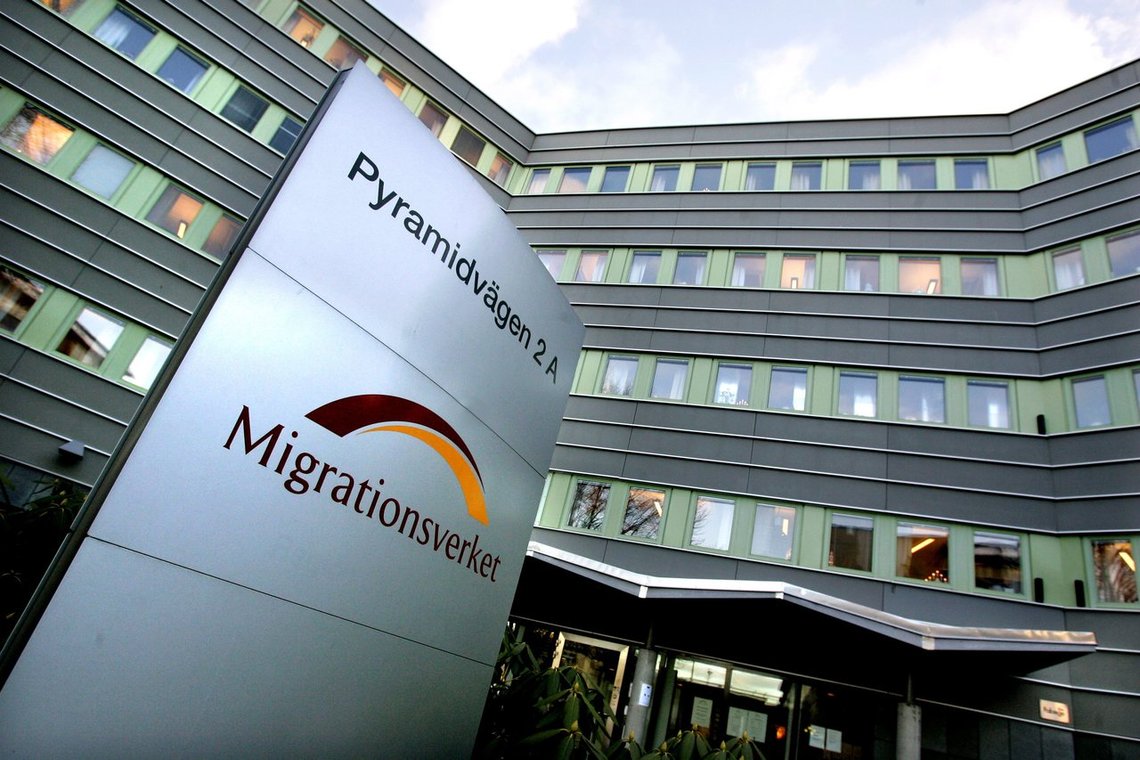 Det svenske Migrationsverkets lokaler i Solna. Her ble det i 2005 avslørt at personalet ved avdelingen feiret med champagne da en russisk familie, som har et svært sykt barn, ble utvist fra Sverige. Foto: Claudio Bresciani / SCANPIX Det svenske Migrationsverkets lokaler i Solna. Her ble det i 2005 avslørt at personalet ved avdelingen feiret med champagne da en russisk familie, som har et svært sykt barn, ble utvist fra Sverige. Foto: Claudio Bresciani / SCANPIX