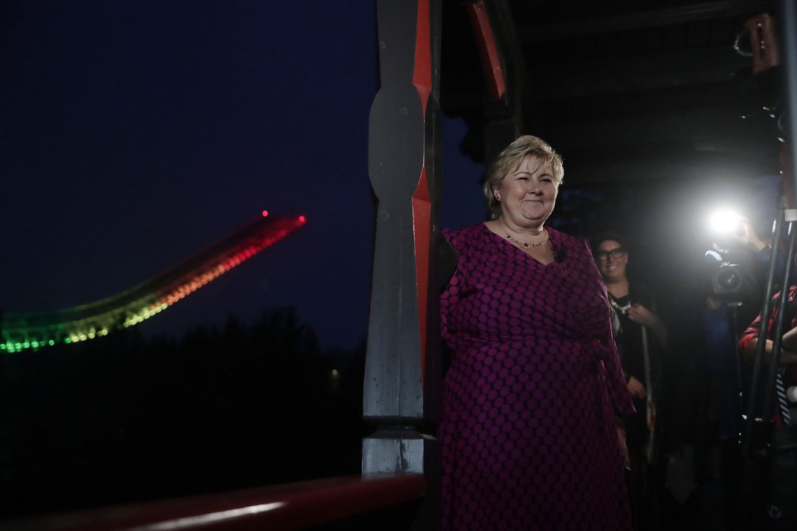 OSLO 20210618.
Statsminister Erna Solberg deltar i åpningen av Pride 2021.
der Holmenkollbakken lyses opp i regnbuefarger.
Foto: Berit Roald / NTB OSLO 20210618.
Statsminister Erna Solberg deltar i åpningen av Pride 2021.
der Holmenkollbakken lyses opp i regnbuefarger.
Foto: Berit Roald / NTB