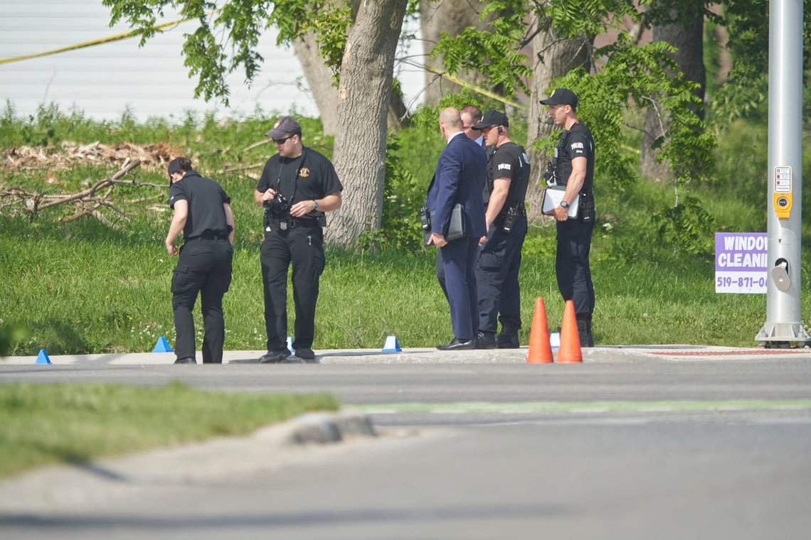 Canadisk politi på åstedet hvor en 20 år gammel mann brukte en lastebil som drapsvåpen mot en muslimsk familie. Fire personer ble drept, en niåring ligger på sykehus. Gjerningsmannen er pågrepet. Foto: Geoff Robins/ The Canadian Press /AP/NTB Canadisk politi på åstedet hvor en 20 år gammel mann brukte en lastebil som drapsvåpen mot en muslimsk familie. Fire personer ble drept, en niåring ligger på sykehus. Gjerningsmannen er pågrepet. Foto: Geoff Robins/ The Canadian Press /AP/NTB