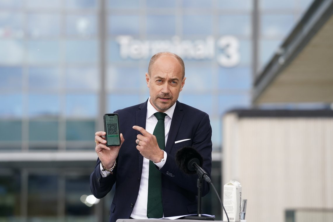 Danmark gjenåpnes ytterligere, og i september er det kun utelivet som vil være underlagt noen form for restriksjoner. Allerede mandag slipper dansker å ha på seg munnbind stort sett over alt. Unntaket er på kollektivtrafikken, sier helseminister Magnus Heunicke. Foto: Martin Sylvest / Scanpix 2021 via AP / NTB Danmark gjenåpnes ytterligere, og i september er det kun utelivet som vil være underlagt noen form for restriksjoner. Allerede mandag slipper dansker å ha på seg munnbind stort sett over alt. Unntaket er på kollektivtrafikken, sier helseminister Magnus Heunicke. Foto: Martin Sylvest / Scanpix 2021 via AP / NTB