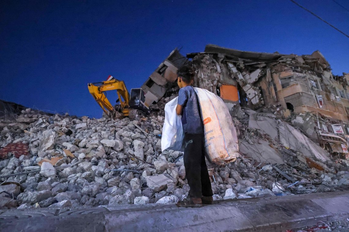 Gaza må nok en gang bygges opp igjen, etter at Hamas sendte tusenvis av raketter mot sivile mål i Israel, og Israel svarte med motangrep. Norge bidrar selvsagt, vi er flinkest i klassen når det handler om å gi bort penger til alle som ikke er norska. Foto: MOHAMMED ABED / AFP/ NTB Gaza må nok en gang bygges opp igjen, etter at Hamas sendte tusenvis av raketter mot sivile mål i Israel, og Israel svarte med motangrep. Norge bidrar selvsagt, vi er flinkest i klassen når det handler om å gi bort penger til alle som ikke er norska. Foto: MOHAMMED ABED / AFP/ NTB
