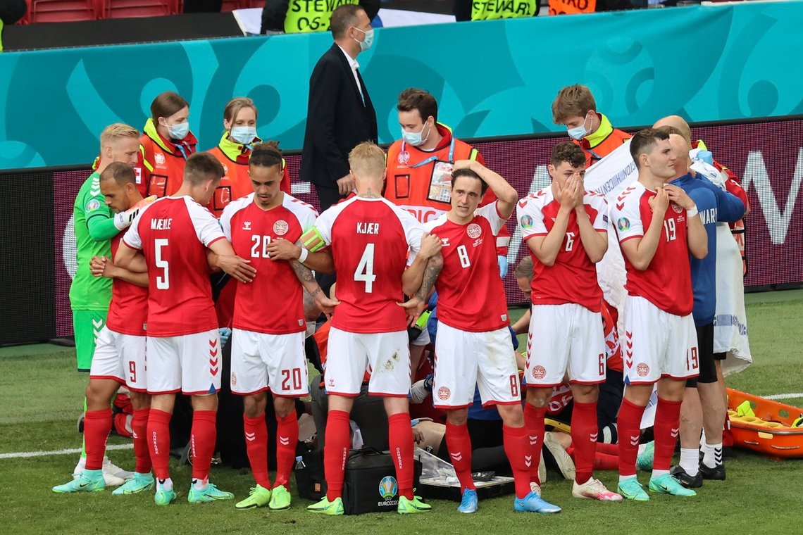 Danske spillere står rundt Christian Eriksen i Parken. Fotballfesten endte i det som virker å være en tragedie.
Foto: Stuart Franklin, Pool via AP / NTB Danske spillere står rundt Christian Eriksen i Parken. Fotballfesten endte i det som virker å være en tragedie.
Foto: Stuart Franklin, Pool via AP / NTB