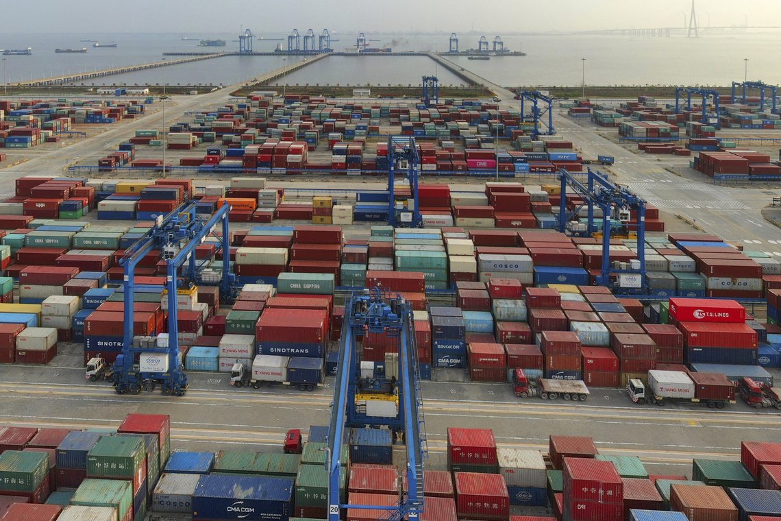 Konteinere på havna ved utløpet av Yangtze-elva i Nantong i Jiangsu-provinsen. Arkivfoto: Chinatopix via AP / NTB Konteinere på havna ved utløpet av Yangtze-elva i Nantong i Jiangsu-provinsen. Arkivfoto: Chinatopix via AP / NTB