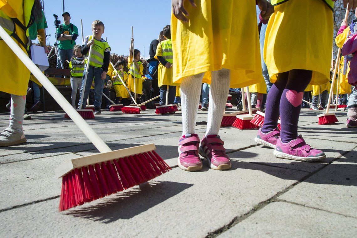 Norske skolebarn deltar årlig i Rusken-aksjoner for å feie vekk andres søppel. Nå trenger norske skolebarn en egen Rusken-aksjon for å rydde opp i den gjennom-wokifiserte norske skolen. Illustrasjonsfoto: Heiko Junge / NTB Norske skolebarn deltar årlig i Rusken-aksjoner for å feie vekk andres søppel. Nå trenger norske skolebarn en egen Rusken-aksjon for å rydde opp i den gjennom-wokifiserte norske skolen. Illustrasjonsfoto: Heiko Junge / NTB