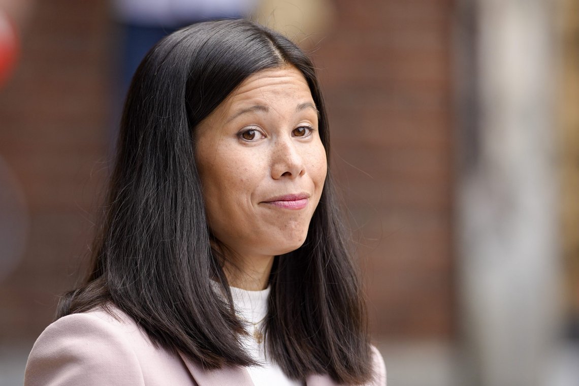 Oslo 20210616.
Byråd for miljø og samferdsel Lan Marie Nguyen Berg (MDG) møter pressen i Oslo rådhus onsdag etter at det ble klart at byrådet går av som følge av mistillitsforslaget henne.
Foto: Fredrik Hagen / NTB Oslo 20210616.
Byråd for miljø og samferdsel Lan Marie Nguyen Berg (MDG) møter pressen i Oslo rådhus onsdag etter at det ble klart at byrådet går av som følge av mistillitsforslaget henne.
Foto: Fredrik Hagen / NTB