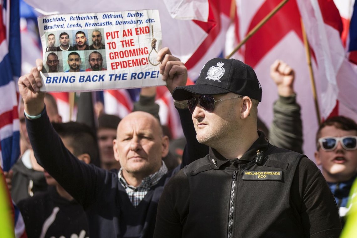 Det var feil type mennesker som protesterte mot serievoldtektene av britiske jenter. Her fra en demonstrasjon i regi av "Britain First" i 2015. Foto: Andrew Mccaren/LNP /REX /NTB Det var feil type mennesker som protesterte mot serievoldtektene av britiske jenter. Her fra en demonstrasjon i regi av "Britain First" i 2015. Foto: Andrew Mccaren/LNP /REX /NTB