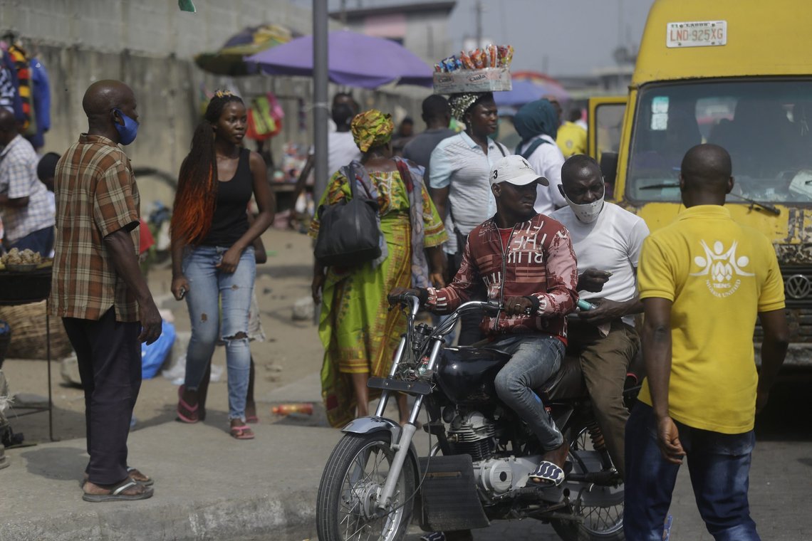 At Kina er verdens beste land til å takle Covid-19 kan man tro hva man vil om, men at Afrikas mest folkerike land Nigeria bare har ti døde/million innbyggere mot Norges 144 døde/million forteller en historie Big Pharma ikke vil skal bli kjent. Her et gatebilde fra Lagos, nyttårsaften 2020. Foto: Sunday Alamba / AP /NTB At Kina er verdens beste land til å takle Covid-19 kan man tro hva man vil om, men at Afrikas mest folkerike land Nigeria bare har ti døde/million innbyggere mot Norges 144 døde/million forteller en historie Big Pharma ikke vil skal bli kjent. Her et gatebilde fra Lagos, nyttårsaften 2020. Foto: Sunday Alamba / AP /NTB