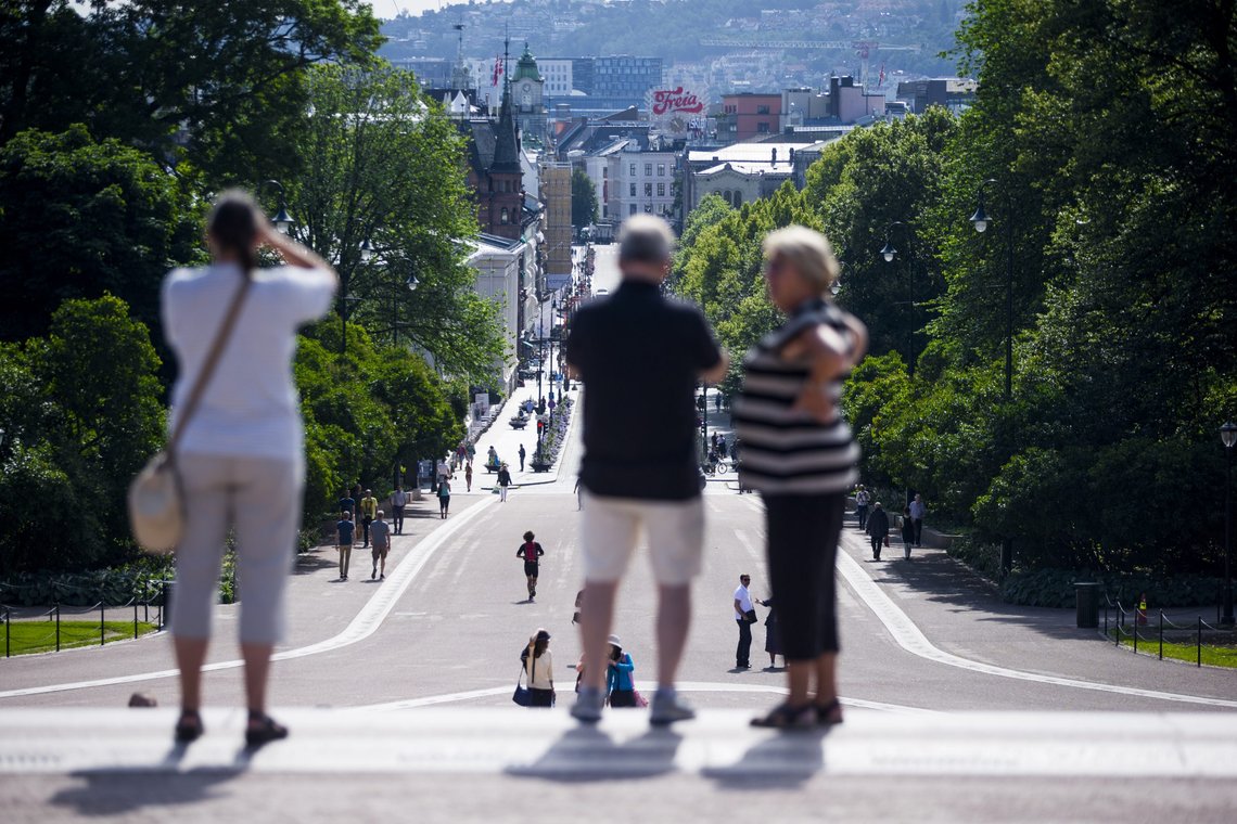 Oslo 20190712.
Sommervarmen har kommet til Oslo, og fredag tok mange turen til sentrum. Her besøker turister Slottsplassen.
Foto: Trond Reidar Teigen / NTB Oslo 20190712.
Sommervarmen har kommet til Oslo, og fredag tok mange turen til sentrum. Her besøker turister Slottsplassen.
Foto: Trond Reidar Teigen / NTB