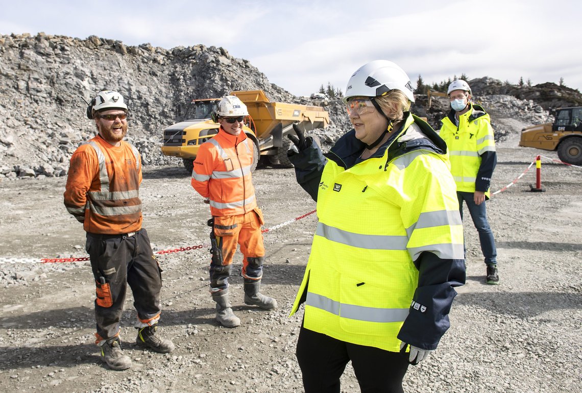 Det innovative CO2-lagringsprosjektet Northern Lights fra Equinor blir et stort samtaleemne under møtet mellom Norge og Storbritannia mandag. Her besøker Erna Solberg byggeplassen ved det nye administrasjonsbygget til Northern Lights i Øygarden. Foto: Marit Hommedal / NTB Det innovative CO2-lagringsprosjektet Northern Lights fra Equinor blir et stort samtaleemne under møtet mellom Norge og Storbritannia mandag. Her besøker Erna Solberg byggeplassen ved det nye administrasjonsbygget til Northern Lights i Øygarden. Foto: Marit Hommedal / NTB