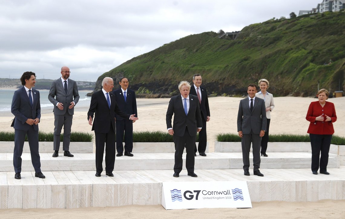 Statsminister Boris Johnson (i midten) ønsket lederne for G7-landene og EU velkommen da han åpnet toppmøtet fredag. Johnson er vert for møtet, som finner sted i Cornwall i helgen. Foto: Phil Noble / AP / NTB Statsminister Boris Johnson (i midten) ønsket lederne for G7-landene og EU velkommen da han åpnet toppmøtet fredag. Johnson er vert for møtet, som finner sted i Cornwall i helgen. Foto: Phil Noble / AP / NTB