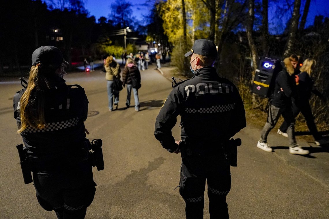 På senvåren og i begynnelsen av sommeren har politiet passet godt på i Oslo, hvor det har samlet seg mye folk på nattetid i helgene, både i parker og langs strender. Denne helgen er det også Pride-festivitas i byen, og politiet er forberedt på festing. Foto: Håkon Mosvold Larsen / NTB På senvåren og i begynnelsen av sommeren har politiet passet godt på i Oslo, hvor det har samlet seg mye folk på nattetid i helgene, både i parker og langs strender. Denne helgen er det også Pride-festivitas i byen, og politiet er forberedt på festing. Foto: Håkon Mosvold Larsen / NTB