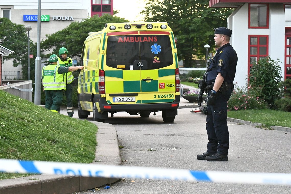 Ambulansepersonell trenger stadig vekk politibeskyttelse i "utsatte områder" i Sverige. Illustrasjonsfoto: Johan Nilsson/TT / NTB Ambulansepersonell trenger stadig vekk politibeskyttelse i "utsatte områder" i Sverige. Illustrasjonsfoto: Johan Nilsson/TT / NTB