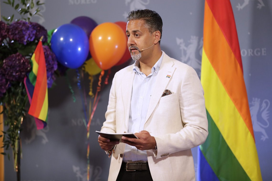 Oslo 20210624.
Kultur- og likestillingsminister Abid Raja presenterer regjeringens nye handlingsplan mot diskriminering på bakgrunn av seksuell orientering, kjønnsidentitet, kjønnsuttrykk og kjønnskarakteristika. Leder i FRI Inge Alexander Gjestvang og leder i Skeiv Ungdom Odd Thomassen vil kommentere handlingsplanen. Før arrangementet blir det heising av pride-flagget.
Foto: Hanna Johre / NTB Oslo 20210624.
Kultur- og likestillingsminister Abid Raja presenterer regjeringens nye handlingsplan mot diskriminering på bakgrunn av seksuell orientering, kjønnsidentitet, kjønnsuttrykk og kjønnskarakteristika. Leder i FRI Inge Alexander Gjestvang og leder i Skeiv Ungdom Odd Thomassen vil kommentere handlingsplanen. Før arrangementet blir det heising av pride-flagget.
Foto: Hanna Johre / NTB