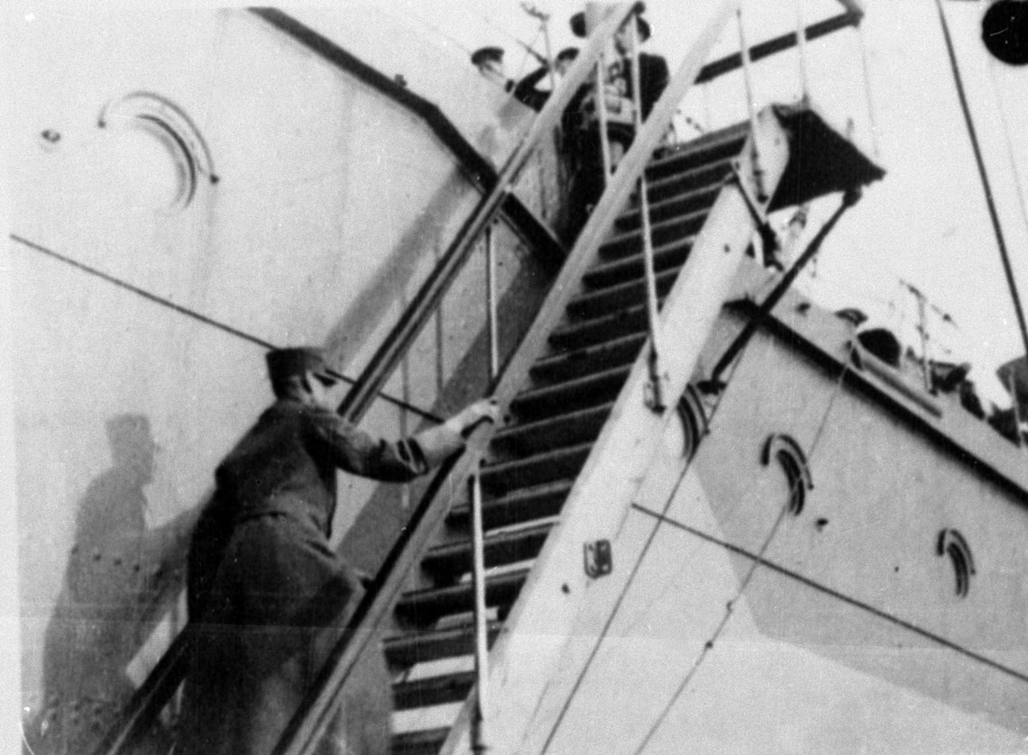 Krigen i Norge etter tyskernes overfall 9. april 1940. Konge og Regjering flykter nordover. Flukten fra Tromsø 7. juni 1940. Kong Haakon går om bord på den britiske krysseren HMS "Devonshire", etter beslutningen om å forlate norsk territorium for å føre kampen videre fra fremmed land.
WW2 - Norway. Evacuation of King and Government. King Haakon boarding the British cruiser HMS "Devonshire". Krigen i Norge etter tyskernes overfall 9. april 1940. Konge og Regjering flykter nordover. Flukten fra Tromsø 7. juni 1940. Kong Haakon går om bord på den britiske krysseren HMS "Devonshire", etter beslutningen om å forlate norsk territorium for å føre kampen videre fra fremmed land.
WW2 - Norway. Evacuation of King and Government. King Haakon boarding the British cruiser HMS "Devonshire".
