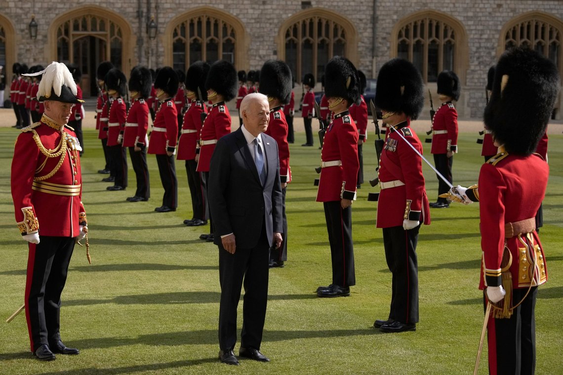 Det ser ofte ut som Biden er lost og ikke vet hvor han er: US President Joe Biden inspects a Guard of Honour after arriving to meet Britain's Queen Elizabeth II at Windsor Castle near London, Sunday, June 13, 2021. (AP Photo/Matt Dunham, Pool) Det ser ofte ut som Biden er lost og ikke vet hvor han er: US President Joe Biden inspects a Guard of Honour after arriving to meet Britain's Queen Elizabeth II at Windsor Castle near London, Sunday, June 13, 2021. (AP Photo/Matt Dunham, Pool)