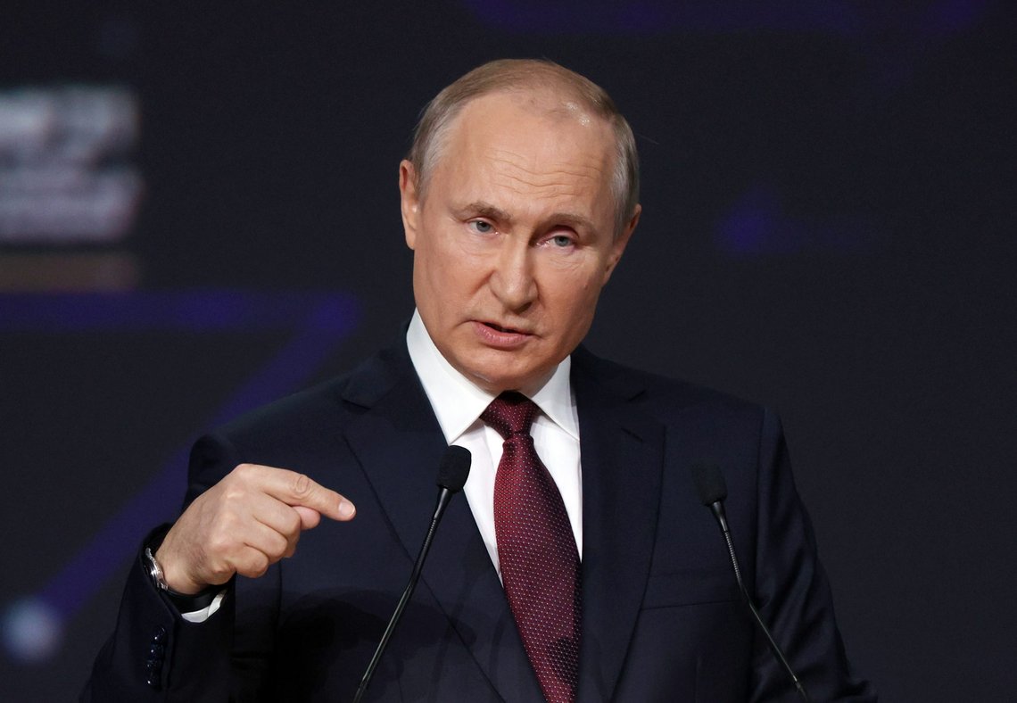 President Vladimir Putin på konferansen i St. Petersburg der han fredag oppfordret europeisk land til å betale for russisk gass med euro. Foto: Sergej Bobylev / Tass / Pool / AP / NTB President Vladimir Putin på konferansen i St. Petersburg der han fredag oppfordret europeisk land til å betale for russisk gass med euro. Foto: Sergej Bobylev / Tass / Pool / AP / NTB