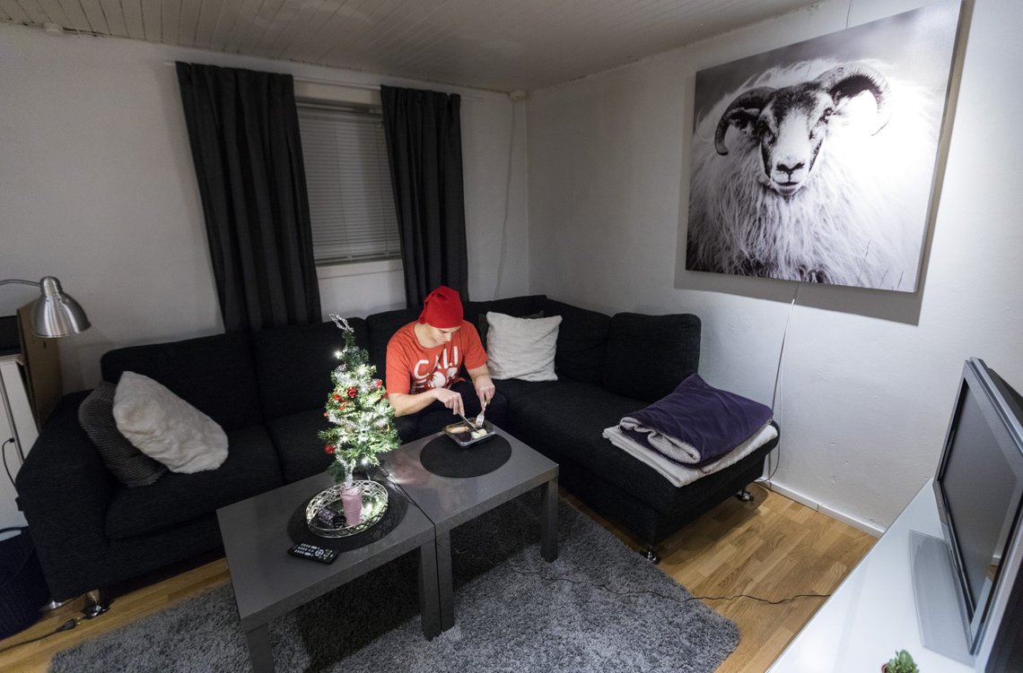 Det er mest vanlig å bo alene i starten og slutten av voksenlivet, viser tall fra SSB. Illustrasjonsfoto: Gorm Kallestad / NTB Det er mest vanlig å bo alene i starten og slutten av voksenlivet, viser tall fra SSB. Illustrasjonsfoto: Gorm Kallestad / NTB