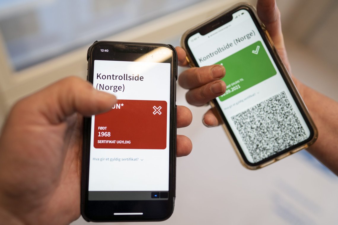 Fullvaksinerte og beskyttede får grønt i det nye koronasertifikatet, mens uvaksinerte får rødt. Folk med grønt koronapass må fortsatt i innreisekarantene etter reiser til utlandet. Foto: Heiko Junge / NTB Fullvaksinerte og beskyttede får grønt i det nye koronasertifikatet, mens uvaksinerte får rødt. Folk med grønt koronapass må fortsatt i innreisekarantene etter reiser til utlandet. Foto: Heiko Junge / NTB