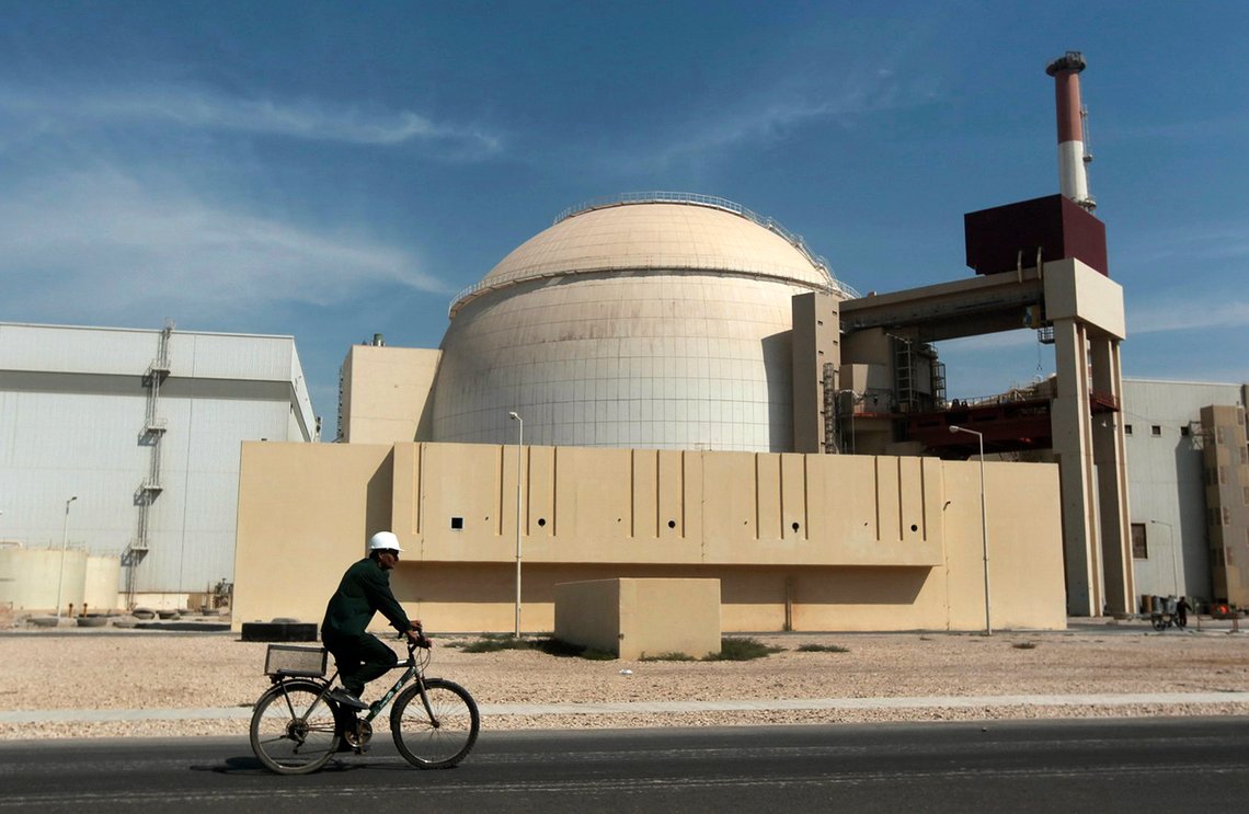 En arbeider sykler forbi atomkraftverket i Bushehr på et bilde fra 2010. Foto: Nyhetsbyrået Mehr / AP / NTB En arbeider sykler forbi atomkraftverket i Bushehr på et bilde fra 2010. Foto: Nyhetsbyrået Mehr / AP / NTB
