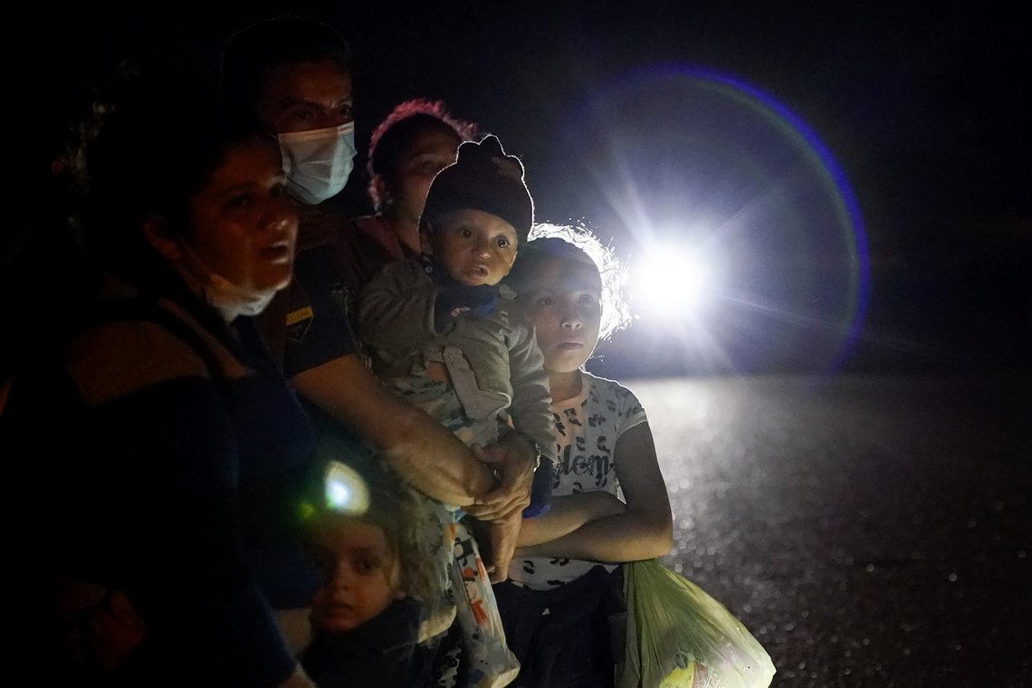 En gruppe migranter, hovedsakelig fra Honduras og Nicaragua, venter langs en vei etter å ha gitt seg til kjenne etter å ha krysset grensen mellom USA og Mexico i La Joya, Texas, mandag 17. mai 2021. Foto: Gregory Bull / AP / NTB En gruppe migranter, hovedsakelig fra Honduras og Nicaragua, venter langs en vei etter å ha gitt seg til kjenne etter å ha krysset grensen mellom USA og Mexico i La Joya, Texas, mandag 17. mai 2021. Foto: Gregory Bull / AP / NTB