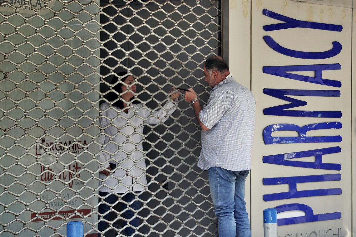 Den økonomiske krisen i Libanon har ført til akutt mangel på legemiddel. Fredag stengte apotekene i protest. Foto: Bilal Hussein / AP / NTB Den økonomiske krisen i Libanon har ført til akutt mangel på legemiddel. Fredag stengte apotekene i protest. Foto: Bilal Hussein / AP / NTB