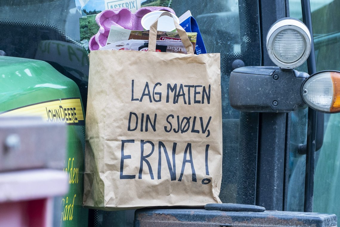 Traktorer med slagord under en markering fra Bondeorganisasjonene i forbindelse med årets jordbruksoppgjør. Foto: Terje Pedersen / NTB Traktorer med slagord under en markering fra Bondeorganisasjonene i forbindelse med årets jordbruksoppgjør. Foto: Terje Pedersen / NTB