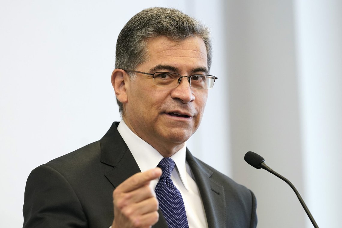 IBiden-administrasjonens helseminister, Xavier Becerra er saksøkt for å ha tillatt korona-vaksinering av barn og unge. Foto: Jacquelyn Martin / AP / NTB IBiden-administrasjonens helseminister, Xavier Becerra er saksøkt for å ha tillatt korona-vaksinering av barn og unge. Foto: Jacquelyn Martin / AP / NTB