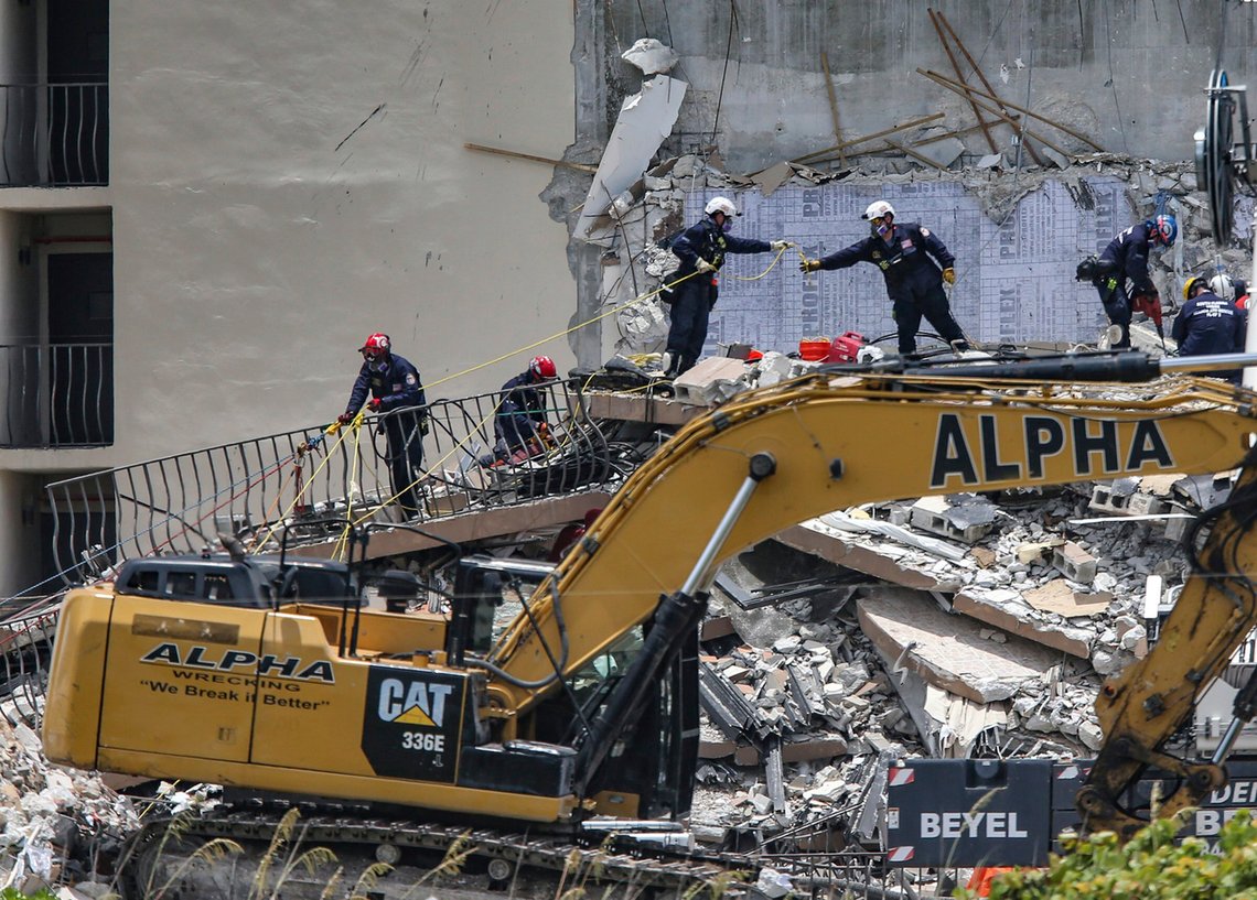 Redningsmannskaper i gang i ruinene av det tolv etasjer høye bygget som raste sammen i Florida. Foto: Al Diaz / Miami Herald via AP / NTB Redningsmannskaper i gang i ruinene av det tolv etasjer høye bygget som raste sammen i Florida. Foto: Al Diaz / Miami Herald via AP / NTB