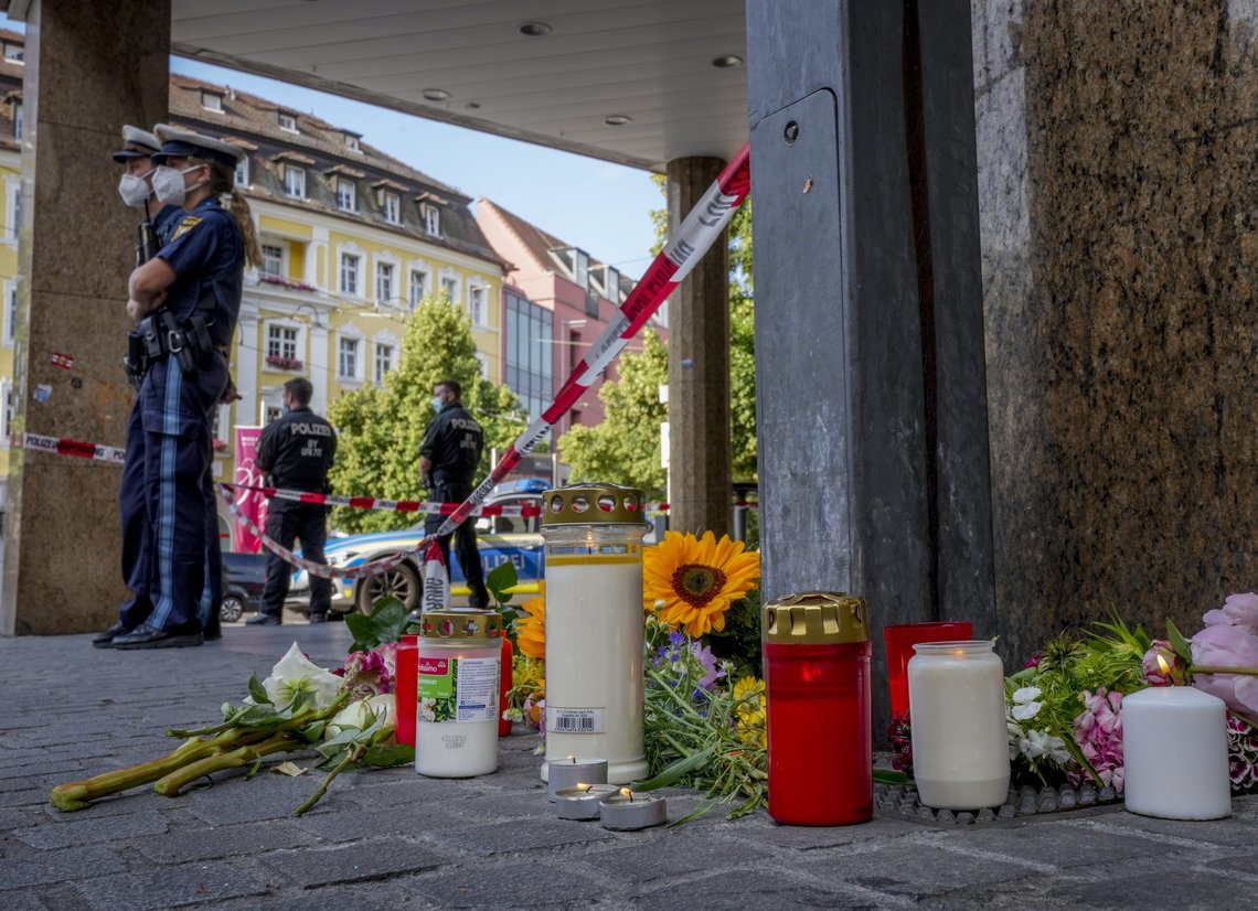 Blomster og lys på åstedet for fredagens knivangrep i Würzburg i den tyske delstaten Bayern. Foto: Michael Probst / AP / NTB Blomster og lys på åstedet for fredagens knivangrep i Würzburg i den tyske delstaten Bayern. Foto: Michael Probst / AP / NTB
