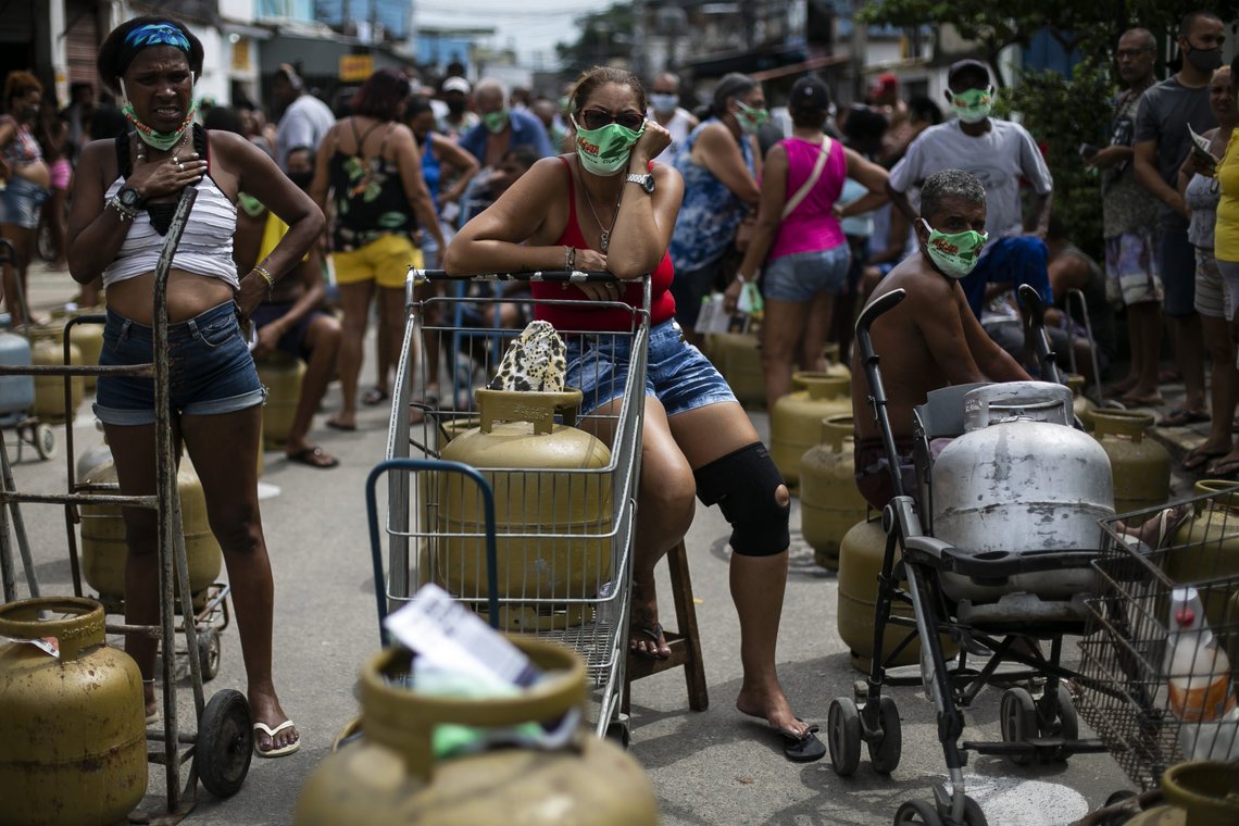 Personer i en favela i Rio de Janeiro i Brasil venter på å kjøpe billig gass til matlaging. Foto: Bruna Prado / AP / NTB Personer i en favela i Rio de Janeiro i Brasil venter på å kjøpe billig gass til matlaging. Foto: Bruna Prado / AP / NTB