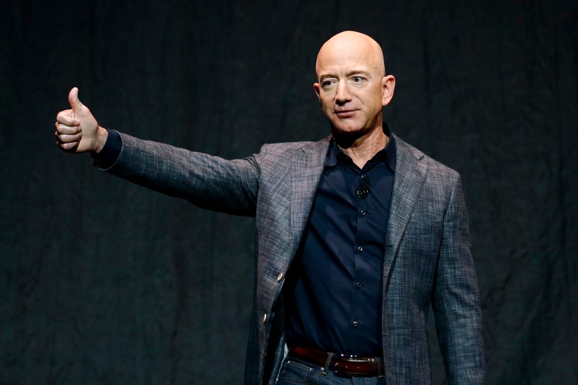 Jeff Bezos er fornøyd: Han skal på en tur i verdensrommet. En god del mennesker ønsker at han skal forbil "off planet". Foto: AP /Patrick Semansky/ NTB Jeff Bezos er fornøyd: Han skal på en tur i verdensrommet. En god del mennesker ønsker at han skal forbil "off planet". Foto: AP /Patrick Semansky/ NTB