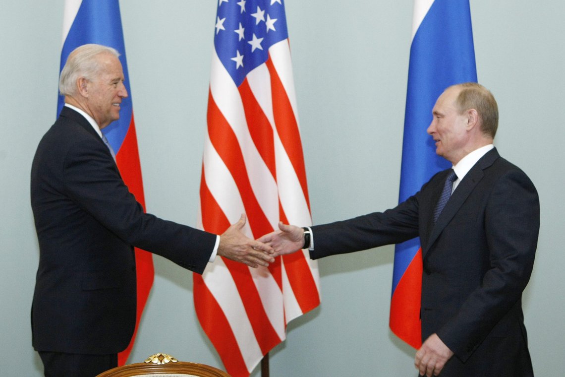 Da Joe Biden og Vladimir Putin møtte hverandre i 2011, da dette bildet ble tatt, var Biden visepresident. Når de to møtes til toppmøte i Genève onsdag, er Biden USAs president. Og forholdet til Russland er dårlig. Foto: Alexander Zemlianichenko, AP-NTB. Da Joe Biden og Vladimir Putin møtte hverandre i 2011, da dette bildet ble tatt, var Biden visepresident. Når de to møtes til toppmøte i Genève onsdag, er Biden USAs president. Og forholdet til Russland er dårlig. Foto: Alexander Zemlianichenko, AP-NTB.