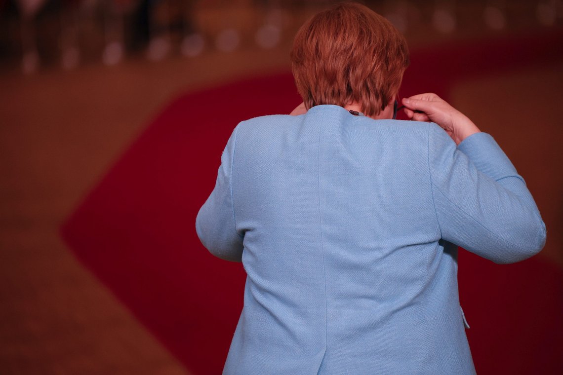 Angela Merkel fikk ikke flertall for sitt og Emmanuel Macrons forslag om et toppmøte mellom EU og Russlands leder, Vladimir Putin, Foto: Olivier Matthys, Pool / AP / NTB Angela Merkel fikk ikke flertall for sitt og Emmanuel Macrons forslag om et toppmøte mellom EU og Russlands leder, Vladimir Putin, Foto: Olivier Matthys, Pool / AP / NTB