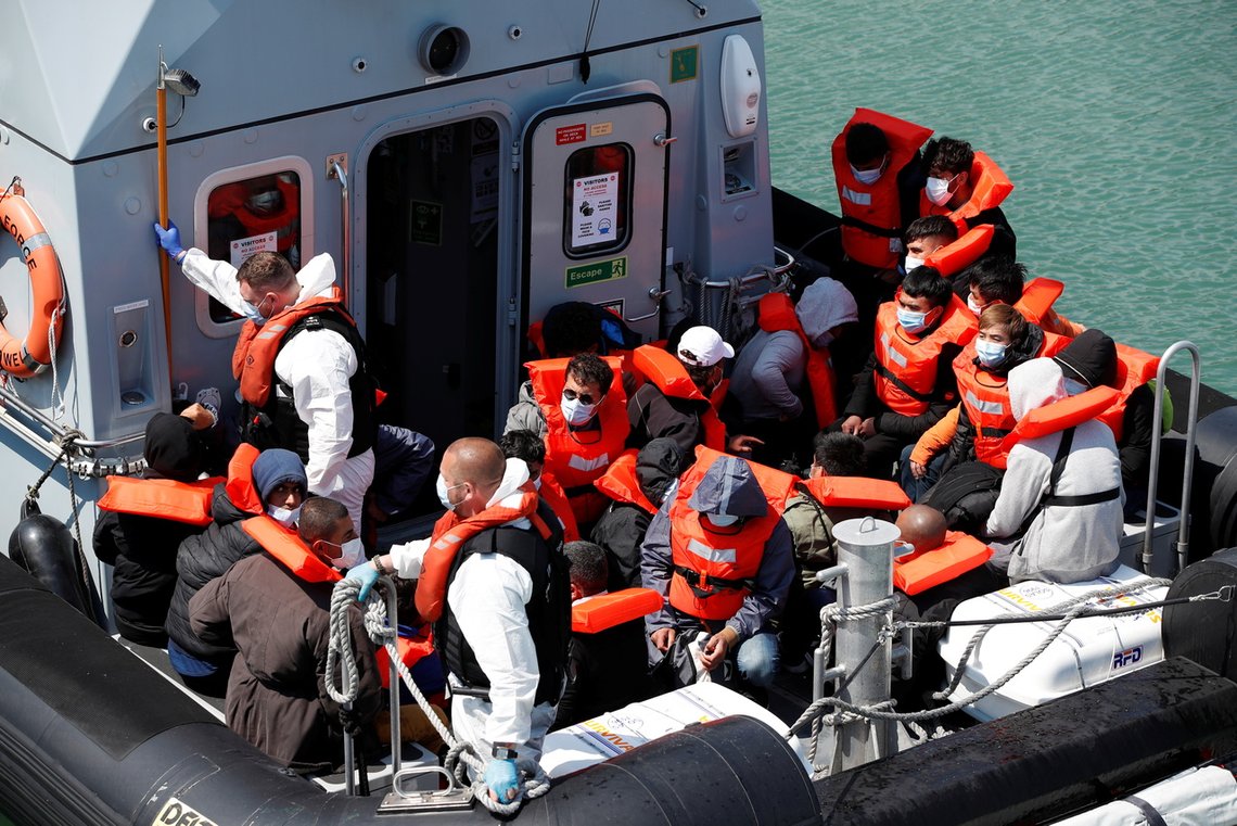 British Border Force henter de illegale migranter i Den engelske kanal, og bringer de til Storbritannia. Foto: REUTERS /Paul Childs/ NTB British Border Force henter de illegale migranter i Den engelske kanal, og bringer de til Storbritannia. Foto: REUTERS /Paul Childs/ NTB
