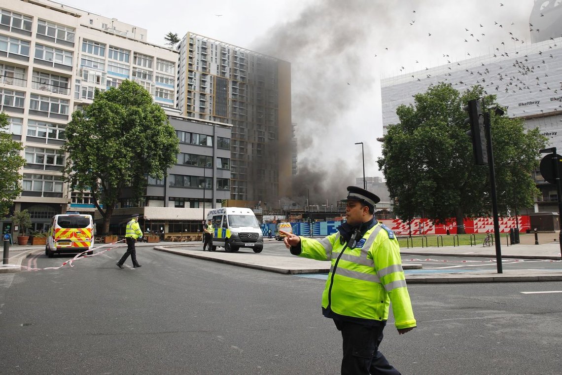 Politi bevokter området rundt Elephant and Castle station i London som er rammet av eksplosjoner og branner. Foto: Oliver Marsden/Shutterstock /NTB Politi bevokter området rundt Elephant and Castle station i London som er rammet av eksplosjoner og branner. Foto: Oliver Marsden/Shutterstock /NTB