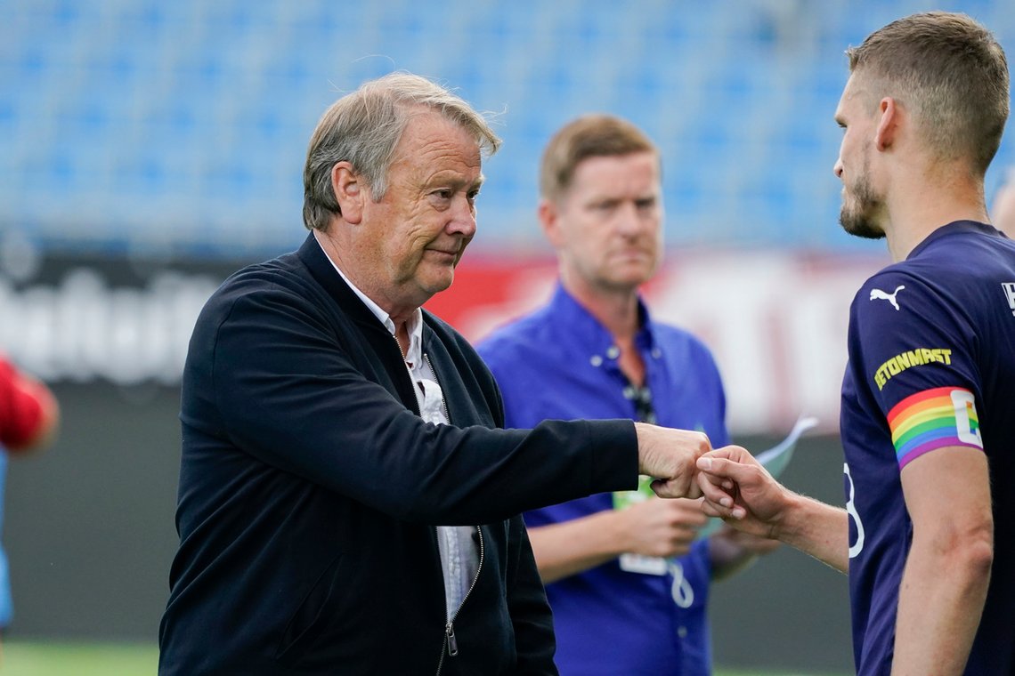 Åge Hareide hilser på Gustav Valsvik, som for anledningen bar et kapteinsbind i regnbuens farger, noe Hareide ikke vil se på norske arenaer. Foto: Terje Bendiksby / NTB Åge Hareide hilser på Gustav Valsvik, som for anledningen bar et kapteinsbind i regnbuens farger, noe Hareide ikke vil se på norske arenaer. Foto: Terje Bendiksby / NTB
