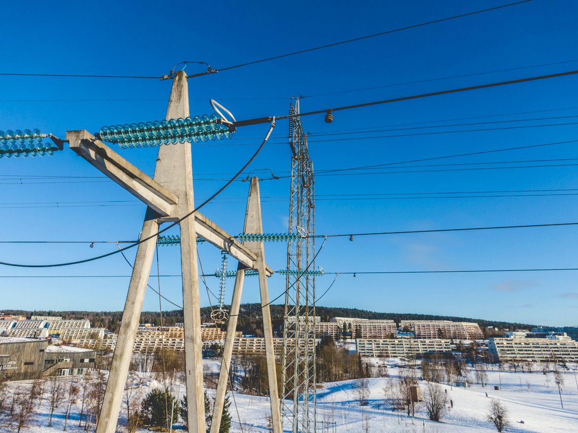 Västra Götaland risikerer å sprenge kapasiteten på strømnettet. Bildet viser en kraftlinje på Stovner under kuldebølgen i 2017. Illustrasjonfoto: Stian Lysberg Solum / NTB Västra Götaland risikerer å sprenge kapasiteten på strømnettet. Bildet viser en kraftlinje på Stovner under kuldebølgen i 2017. Illustrasjonfoto: Stian Lysberg Solum / NTB