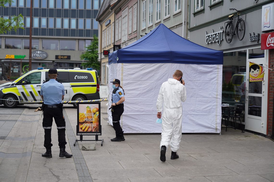 En mann ble funnet død mandag morgen på Stortorvet i Fredrikstad. Dødsfallet karakteriseres som mistenkelig, og politiet har innledet etterforskning. Foto: Ole Berg-Rusten / NTB En mann ble funnet død mandag morgen på Stortorvet i Fredrikstad. Dødsfallet karakteriseres som mistenkelig, og politiet har innledet etterforskning. Foto: Ole Berg-Rusten / NTB