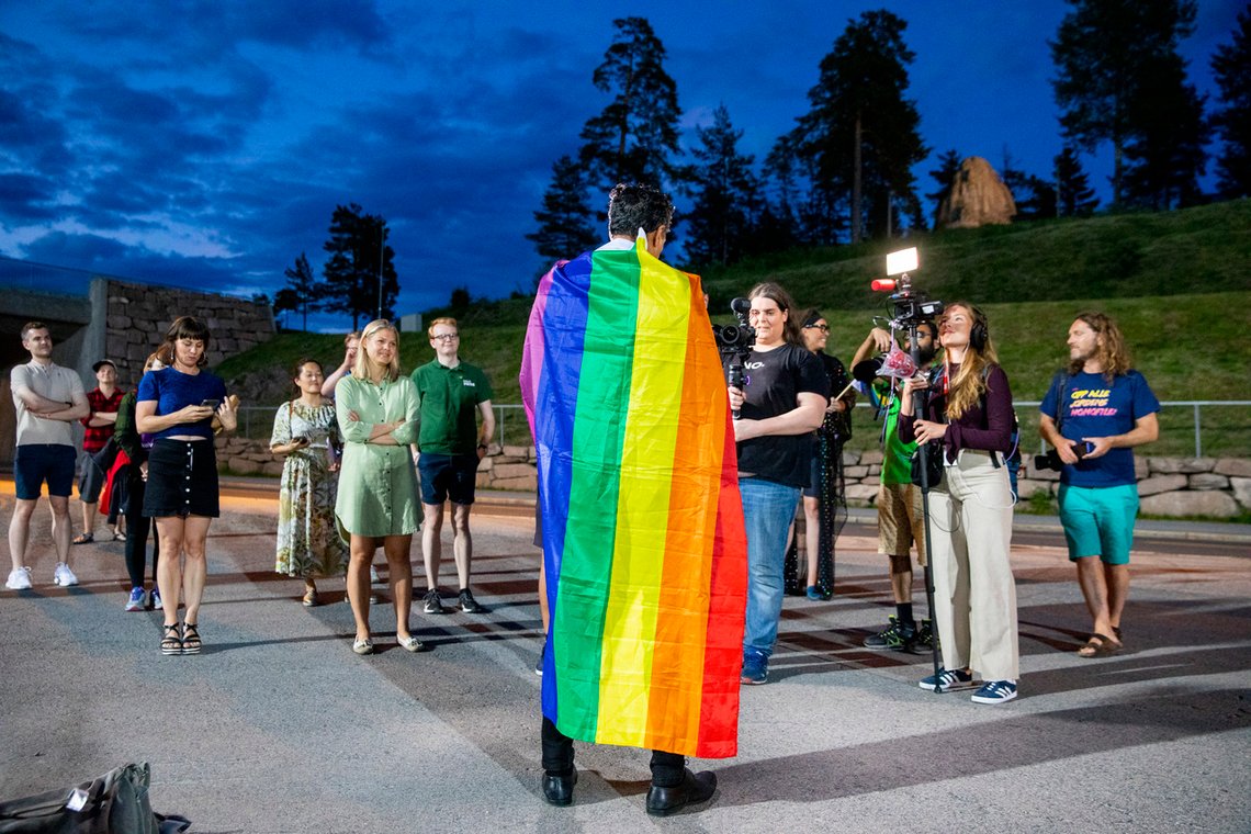 Hva blir årets stunt? I fjor markerte Kultur- og likestillingsminister Abid Raja åpningen av Oslo pride 2020 med å kjøre zipline ned Holmenkollbakken, drapert med et regnbueflagg på ryggen.
Foto: Tore Meek / NTB Hva blir årets stunt? I fjor markerte Kultur- og likestillingsminister Abid Raja åpningen av Oslo pride 2020 med å kjøre zipline ned Holmenkollbakken, drapert med et regnbueflagg på ryggen.
Foto: Tore Meek / NTB