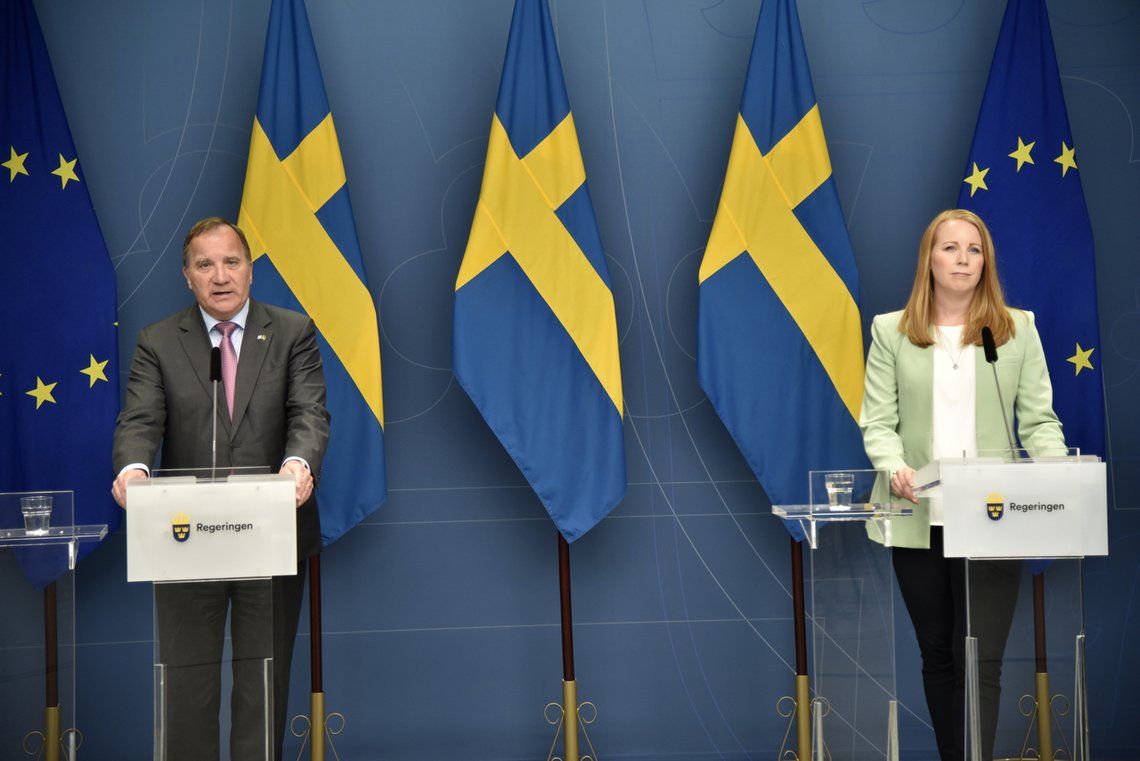 Statsminister Stefan Löfven og Centerpartiets leder Annie Lööf hasteinnkalte søndag til pressekonferanse for å lansere sitt kompromissforslag. Foto: Lars Schröder / TT / NTB Statsminister Stefan Löfven og Centerpartiets leder Annie Lööf hasteinnkalte søndag til pressekonferanse for å lansere sitt kompromissforslag. Foto: Lars Schröder / TT / NTB