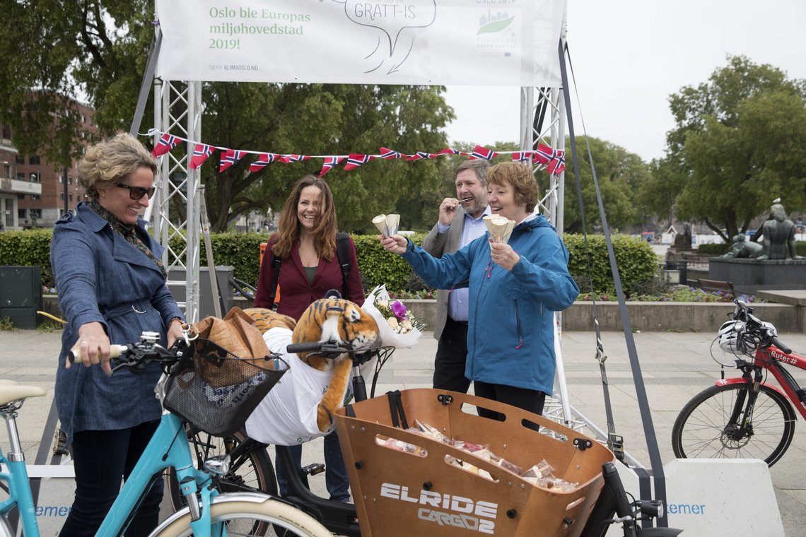 OSLO 20170602.
Ordfører Marianne Borgen (f.h.), Bernt Reitan (adm.dir Ruter), Heidi Sørensen deler ut is til forbipasserende å Rådhusplassen, i forbindelse med at Oslo er utnevnt til European Green Capital i 2019.
F.v.: Hanne Bertnes Norli (Ruter).
Foto: Berit Roald / NTB OSLO 20170602.
Ordfører Marianne Borgen (f.h.), Bernt Reitan (adm.dir Ruter), Heidi Sørensen deler ut is til forbipasserende å Rådhusplassen, i forbindelse med at Oslo er utnevnt til European Green Capital i 2019.
F.v.: Hanne Bertnes Norli (Ruter).
Foto: Berit Roald / NTB