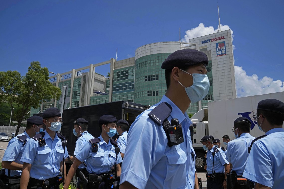 Politi utenfor kontorene til avisa Apple Daily i Hongkong, etter at sjefredaktøren og fire andre ble pågrepet tidligere i juni. Foto: Kin Cheung / AP / NTB Politi utenfor kontorene til avisa Apple Daily i Hongkong, etter at sjefredaktøren og fire andre ble pågrepet tidligere i juni. Foto: Kin Cheung / AP / NTB